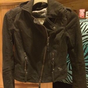 💕A&F Jacket fits like a small!💕