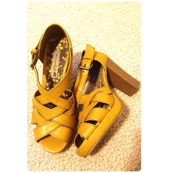 Shoes - 💛yellow/tan platform heels💛
