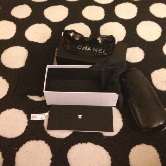 (SOLD) Chanel Classic Bow sunglasses