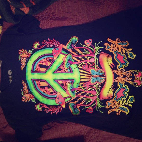 Black light t shirt 👌