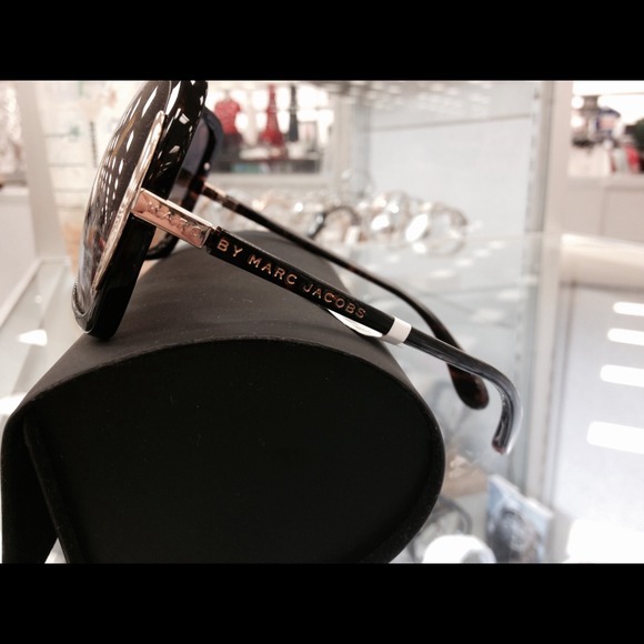 🎀HOST PICK🎀 2/13. MARC Mark Jacobs sunglasses👓 - Picture 2 of 3