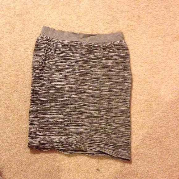 Black and white pencil mini skirt