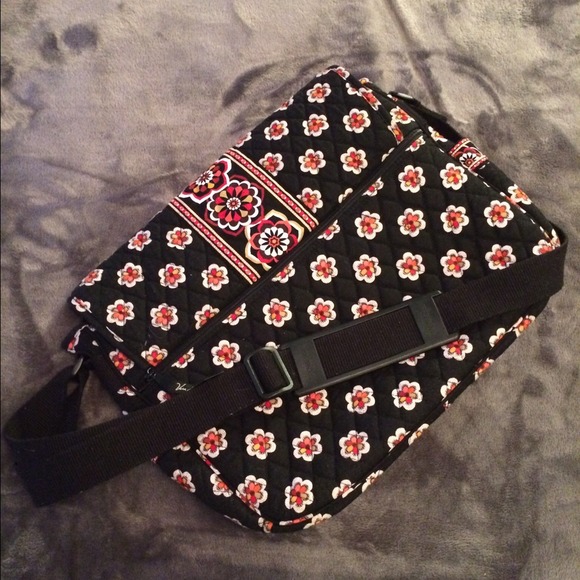 VERA BRADLEY MESSENGER BAG! Like new!