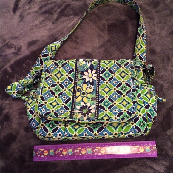 VERA BRADLEY messenger style purse!