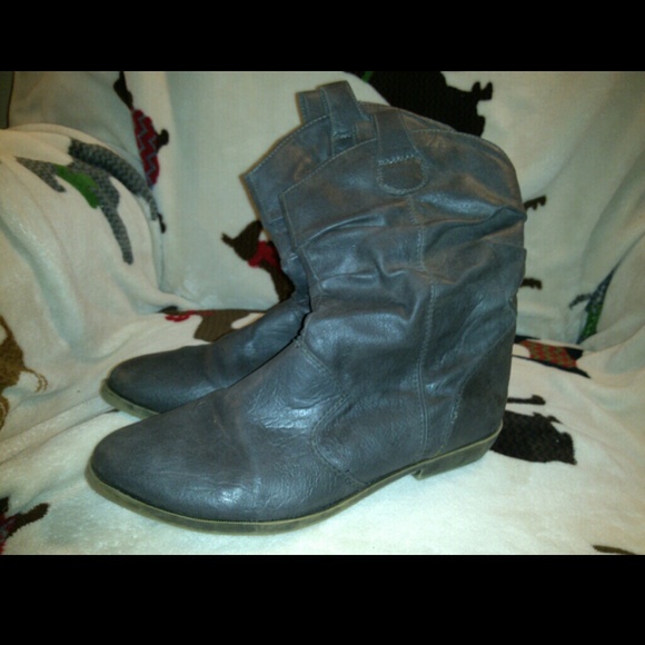 Grey short boot