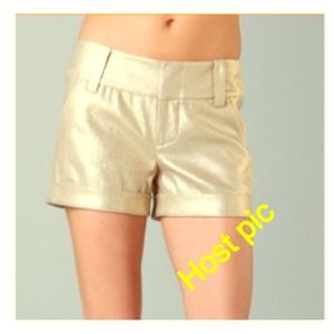 💥HOST PICK 2/8💥 NWT Alice + Olivia shorts SALE❗️