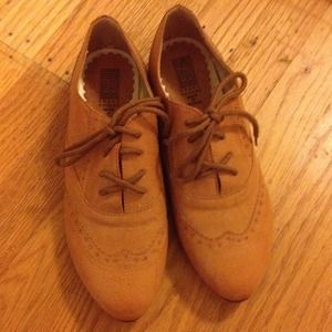 Brown Oxford shoes