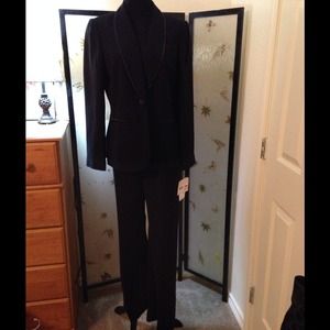 NWT👘Liz  Clairborne black Suit👘