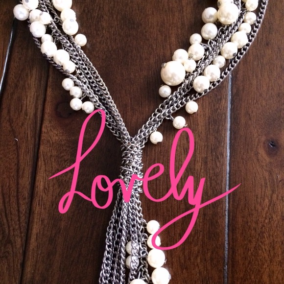 🚫SOLD IN BUNDLE🚫Silver & Faux Pearl Necklace