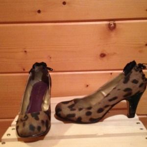 Cute leopard print heels!