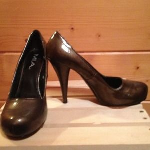 Super cute patent pumps with bronze color