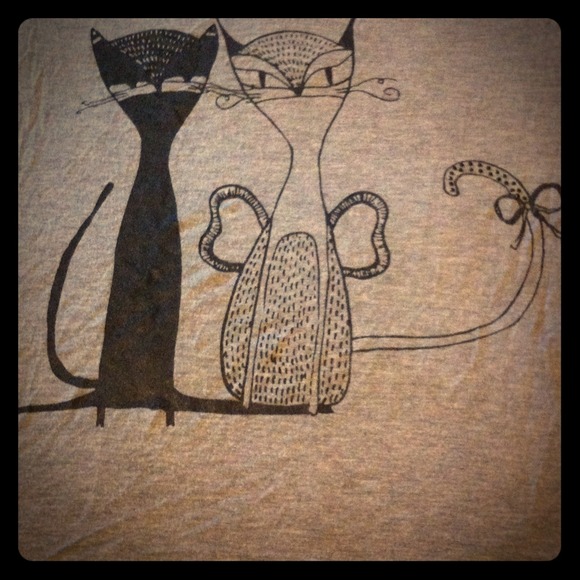 ❗️✋GONE✋❗️cat kitty v neck tee cute super comfy