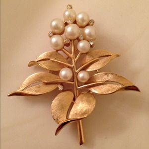 Gold and pearl vintage brooch