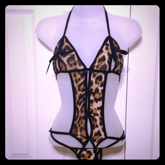 Sexy leopard style lingerie & white jacket bundle