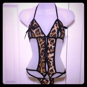 Sexy leopard style lingerie & white jacket bundle