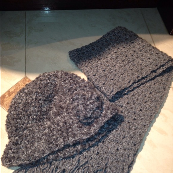 On hold ?bundle hat n scarf set