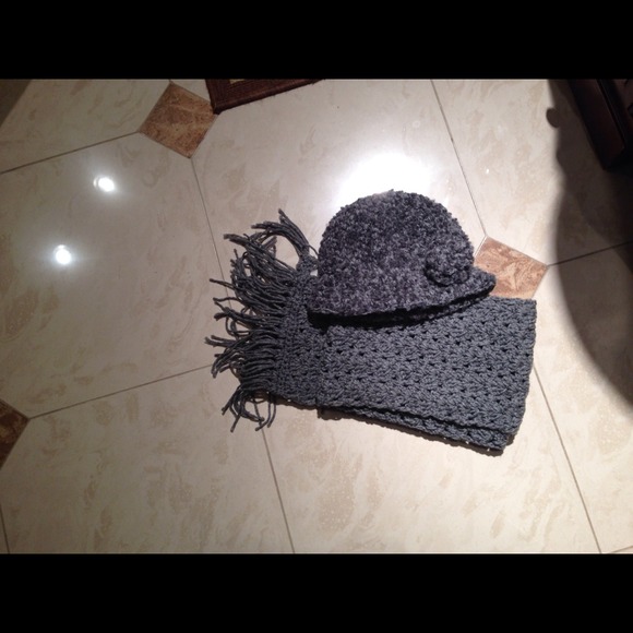 On hold ?bundle hat n scarf set