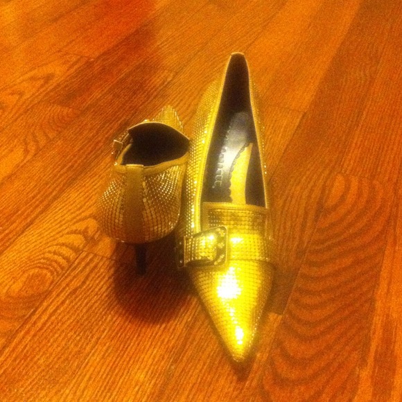 Jessica Bennett gold vintage pumps.
