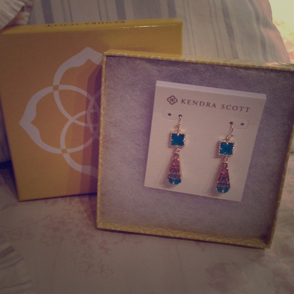 NWOT Kendra Scott Earrings - Picture 1 of 4