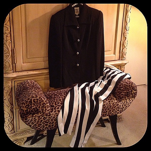 Gorgeous designer black stripe pant suit - Picture 3 of 4