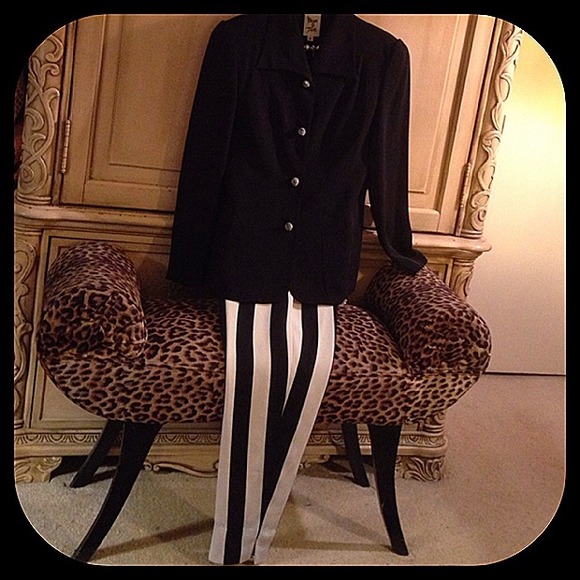 Gorgeous designer black stripe pant suit - Picture 4 of 4