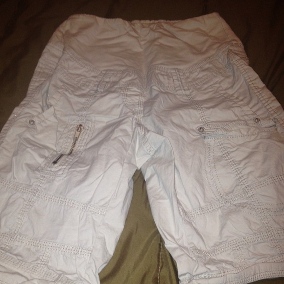 Maternity cargo shorts - Picture 1 of 3