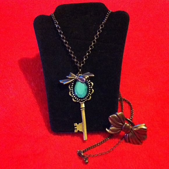 #🚫#SOLD#🚫# Vintage look gold tone 'key' necklace