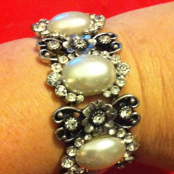 ##🚫SOLD##🚫 Pearl and bling bracelet!p