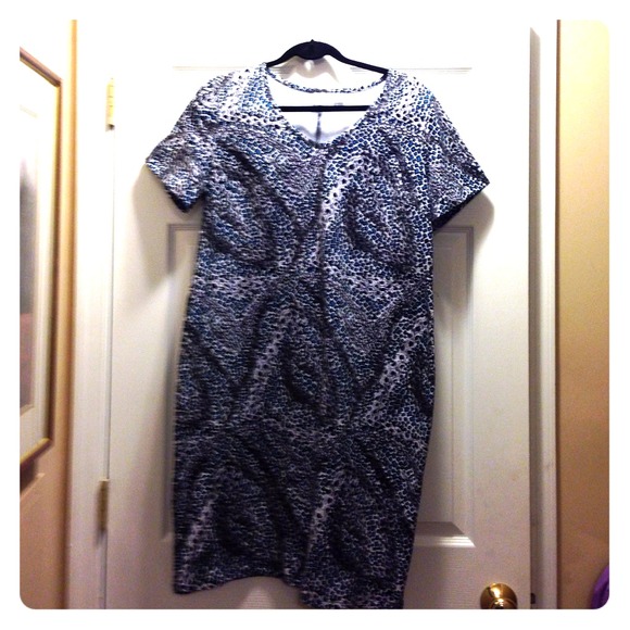 Tshirts dress with turquoise snake skin pattern - Picture 1 of 3
