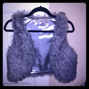 Gray fuzzy mudd vest