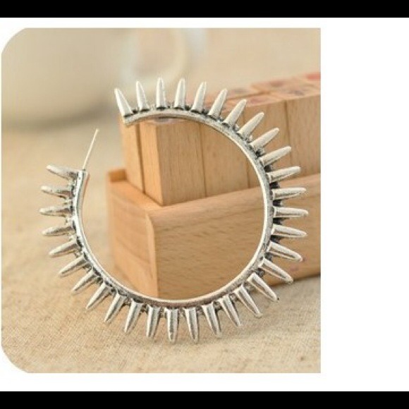 NWT Silver Detail Rivet Earrings. - Picture 2 of 2