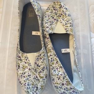 Flowery flats! Been worn still in good condition