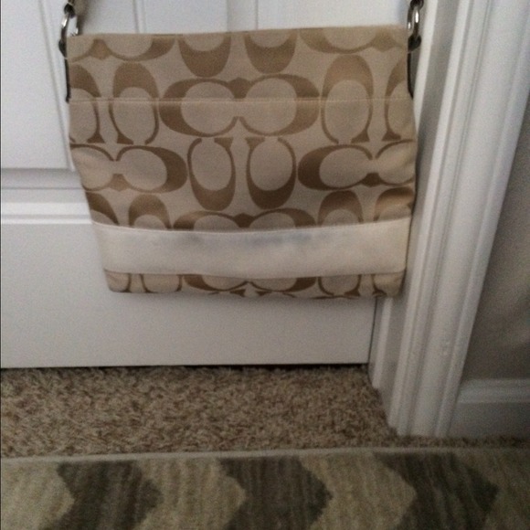 Handbag - Picture 3 of 4