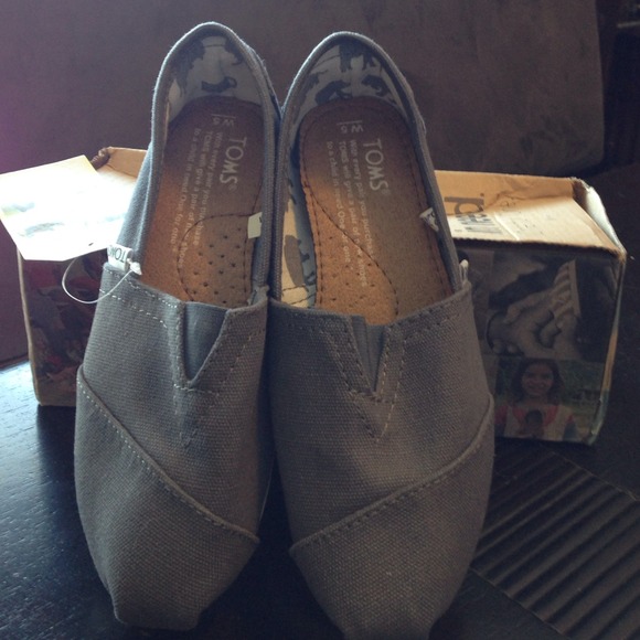 Toms size 5 Ash canvas classic.