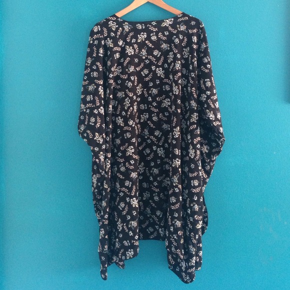 Brandy Melville Long Floral Kimono - Picture 2 of 3