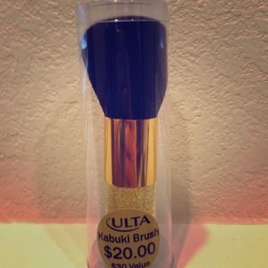 Super soft Kabuki Brush with gold shimmer handle!