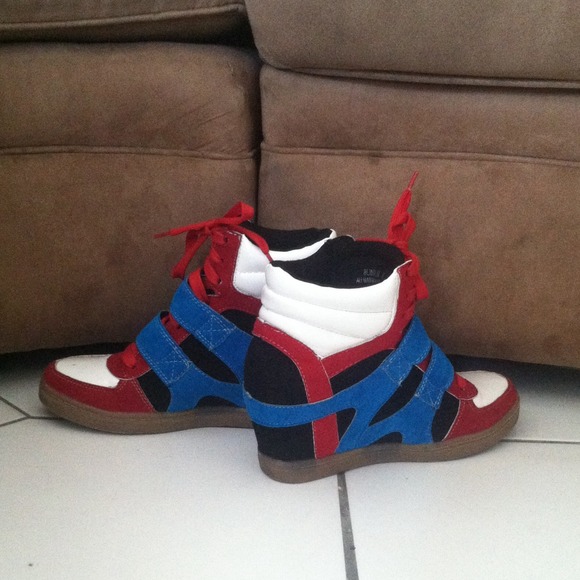 N.Y.L.A "Blinder" Wedge Sneaker in Multi Blue