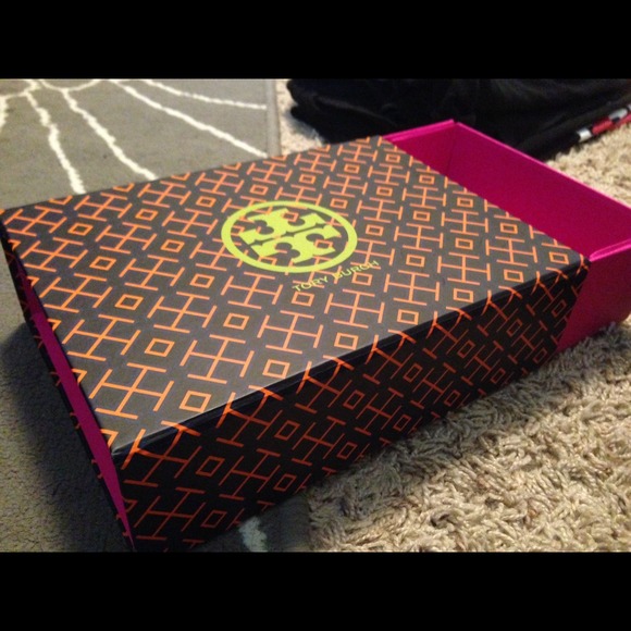 Sold in bundle 🚫❌Authentic Tory Burch Box - Picture 2 of 2