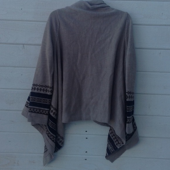 SOLD ******Ambiance Aztec Design Sweater - Picture 4 of 4
