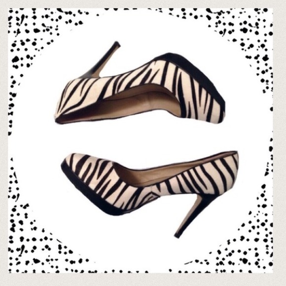 SOLD  🎉HOST PICK🎉 walk on the wild side! - Picture 3 of 4