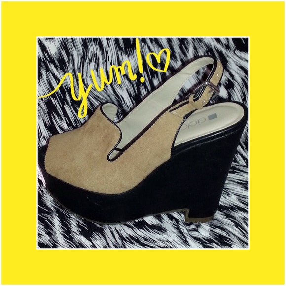 LAST CHANCE!   Very Cute Peep-toe Wedge!