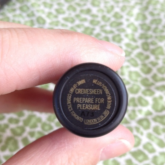 MAC AUTHENTIC PREPARE FOR PLEASURE LIPSTICK RARE - Picture 2 of 2