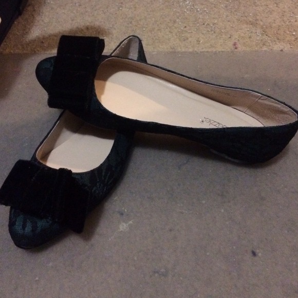 Green and lace flats with velvet bow - Picture 1 of 3