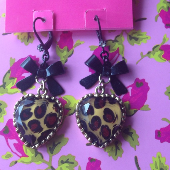 BETSEY JOHNSON LEOPARD PRINT EARRINGS - Picture 2 of 3