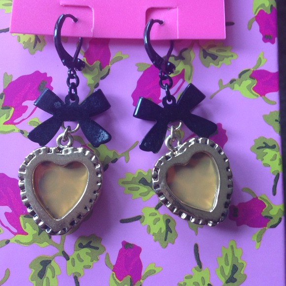 BETSEY JOHNSON LEOPARD PRINT EARRINGS - Picture 3 of 3