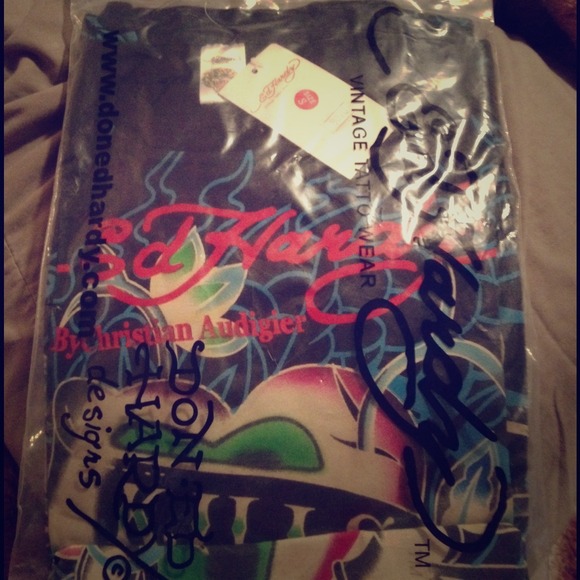 Ed Hardy , love kills slowly tee .