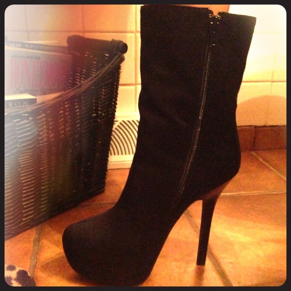 BRAND NEW NEVER WORN (NWT) shoe dazzle shoes!!!