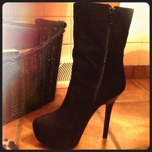 BRAND NEW NEVER WORN (NWT) shoe dazzle shoes!!!