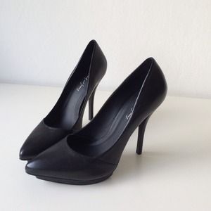 Elizabeth and James Falin black pumps