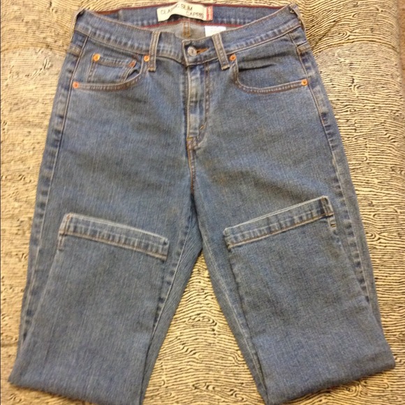 ❌SOLD IN BUNDLE❌‼️LEVIS Classic Slim Capri Jeans! - Picture 1 of 4
